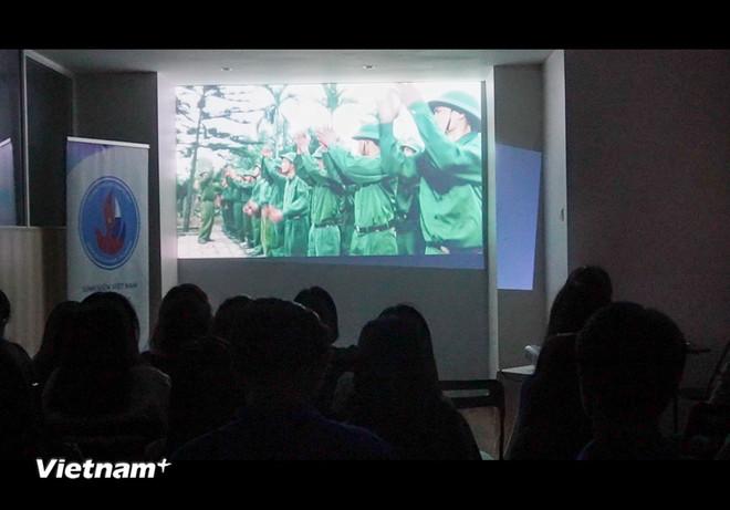 Các bạn trẻ hòa mình vào không khí hào hùng qua các thước phim lịch sử. (Ảnh: Vietnam+ phát) vnp-thanh-nien-tai-nga-9561.jpg