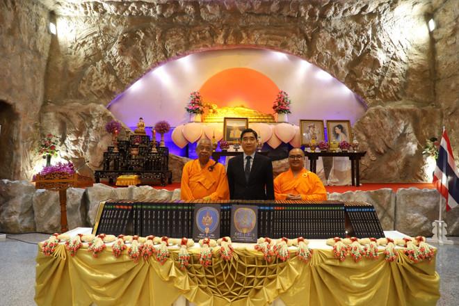 Đại sứ Phạm Việt Hùng (giữa) với các nhà sư An Nam tông bên Bộ kinh Tam tạng bản tụng đọc sắp được trao cho Việt Nam. (Ảnh: Đỗ Sinh/TTXVN) ton-giao-viet-nam-thai-lan-2.jpg