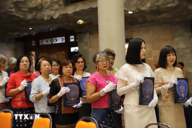 Đại sứ Phạm Việt Hùng (giữa) với các nhà sư An Nam tông bên Bộ kinh Tam tạng bản tụng đọc sắp được trao cho Việt Nam. (Ảnh: Đỗ Sinh/TTXVN) ttxvn-ton-giao-viet-nam-thai-lan-3.jpg