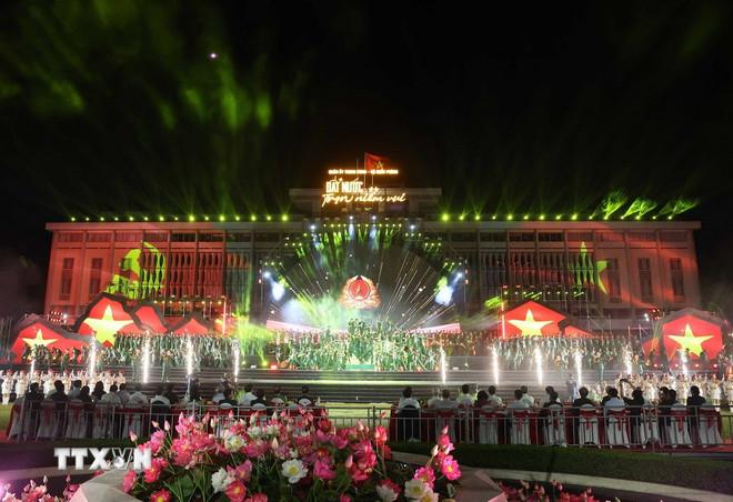 Chương trình nghệ thuật “Đất nước trọn niềm vui.” (Ảnh: Thống Nhất/TTXVN) ttxvn-tong-bi-thu-to-lam-dat-nuoc-tron-niem-vui-2.jpg