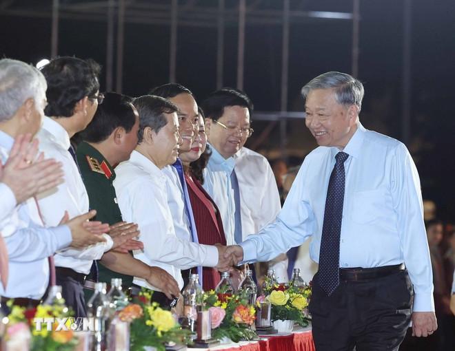 Tổng Bí thư Tô Lâm với các đại biểu. (Ảnh: Thống Nhất/TTXVN) ttxvn-tong-bi-thu-to-lam-dat-nuoc-tron-niem-vui-5.jpg