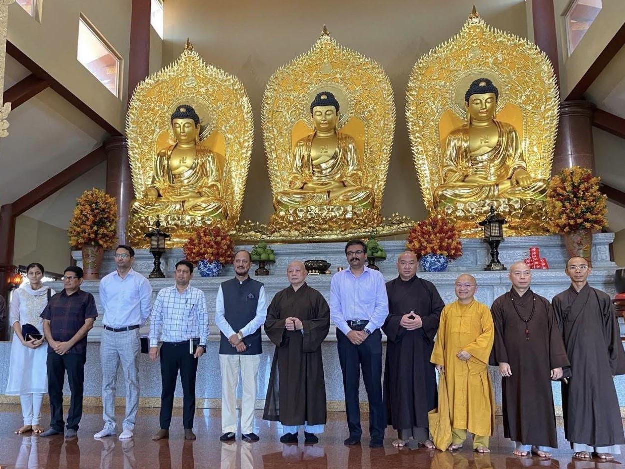 Đoàn cán bộ Ấn Độ sang Việt Nam khảo sát các địa điểm tôn trí xá lợi Phật. (Ảnh: GH) vesak1.jpg