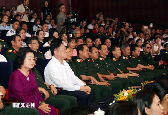 Ông Nguyễn Trọng Nghĩa (áo trắng), Ủy viên Bộ Chính trị, Bí thư Trung ương Đảng, Trưởng Ban Tuyên giáo và Dân vận Trung ương và các đại biểu dự Chương trình. (Ảnh: Xuân Khu/TTXVN) ttxvn-bai-ca-thong-nhat-1.jpg