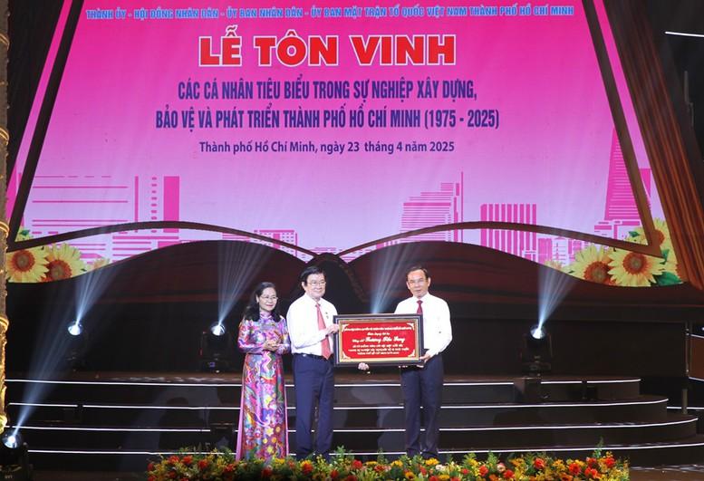 TPHCM vinh danh 60 cá nhân tiêu biểu trong chặng đường 50 năm phát triển- Ảnh 3. TPHCM vinh danh 60 cá nhân tiêu biểu trong chặng đường 50 năm phát triển- Ảnh 3.