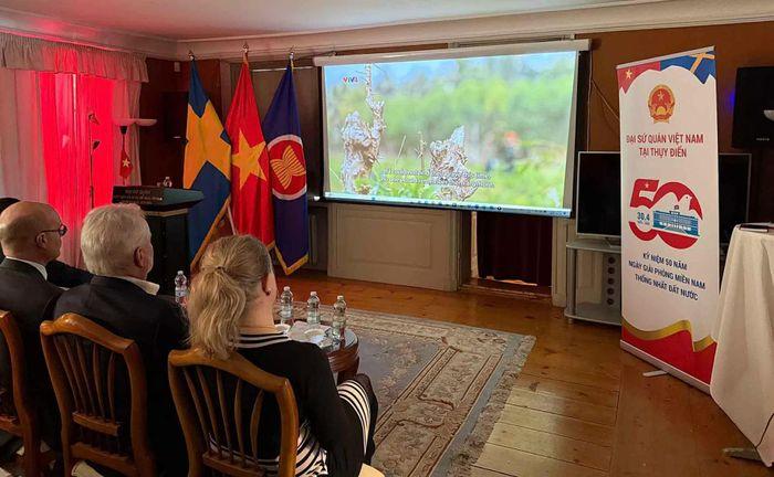 Các đại biểu xem bộ phim tài liệu “Mảnh ký ức” do Đài Truyền hình Việt Nam (VTV4) sản xuất.
