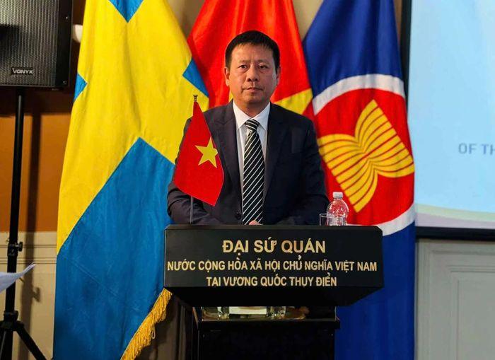 Đại sứ Trần Văn Tuấn phát biểu tại họp báo.