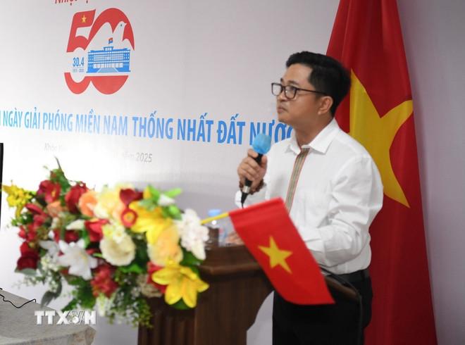 Ông Đinh Hoàng Linh, Tổng lãnh sự Việt Nam tại Khon Kaen, phát biểu khai mạc lễ kỷ niệm. (Ảnh: TTXVN phát) ttxvn-2604-kieu-bao-thai-lan-thong-nhat-dat-nuoc-2.jpg