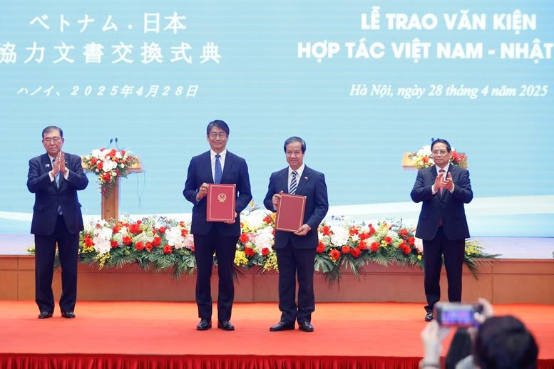 Việt Nam, Nhật Bản trao nhiều văn kiện hợp tác quan trọng- Ảnh 2.