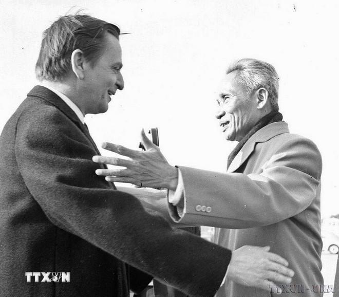 Thủ tướng Thụy Điển Olof Palme nồng nhiệt đón Thủ tướng Phạm Văn Đồng trong chuyến thăm Thụy Điển năm 1974. (Ảnh: TTXVN) ttxvn-thu-tuong-thuy-dien-olof-palme-don-thu-tuong-pham-van-dong-nam-1974.jpg