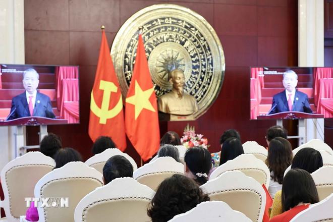 Rất đông cán bộ, nhân viên cũng như cộng đồng người Việt và lưu học sinh tập trung tại Đại sứ quán Việt Nam tại Bắc Kinh để xem Lễ diễu binh, diễu hành kỷ niệm 50 năm Ngày thống nhất đất nước. (Ảnh: Công Tuyên/TTXVN) ttxvn-nguoi-viet-o-bac-kinh-resize.jpg