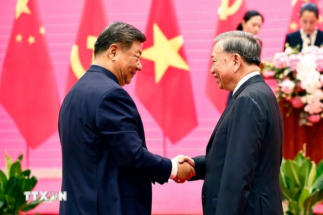 Tổng Bí thư Tô Lâm và Tổng Bí thư, Chủ tịch nước Trung Quốc Tập Cận Bình dự Liên hoan giao lưu hữu nghị nhân dân Việt Nam-Trung Quốc. (Ảnh: Thống Nhất/TTXVN) ttxvn-tong-bi-thu-to-lam-chu-tich-nuoc-luong-cuong-cung-tong-bi-thu-chu-tich-nuoc-tap-can-binh-du-lien-hoan-giao-luu-huu-nghi-nhan-dan-viet-trung-4.jpg