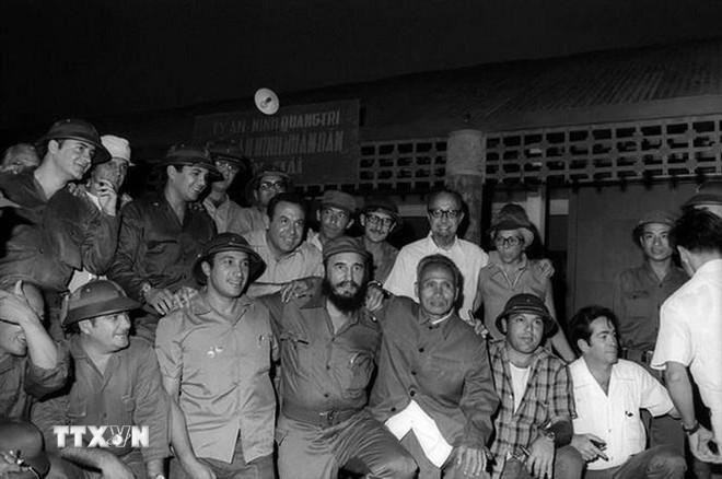 Lãnh tụ Fidel Castro, Thủ tướng Chính phủ Cách mạng Cuba, Bí thư Thứ nhất Ban Chấp hành Trung ương Đảng Cộng sản Cuba cùng Đoàn đại biểu Đảng và Chính phủ Cách mạng Cuba chụp ảnh kỷ niệm bên đồn An ninh Nhân dân Bến Hải, địa cầu của miền Nam trong chuyến đến thăm vùng Giải phóng miền Nam Việt Nam, ngày 15/9/1973. (Ảnh: TTXVN) ttxvn-2904-viet-nam-cuba-fidel-castro.jpg