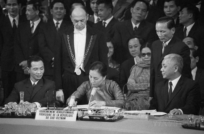 Bộ trưởng Ngoại giao Chính phủ Cách mạng lâm thời Cộng hòa miền Nam Việt Nam Nguyễn Thị Bình ký Định ước của Hội nghị quốc tế về Việt Nam, ngày 2/3/1973. Ảnh: Tư liệu quốc tế/TTXVN phát nguyen-thi-binh.jpg
