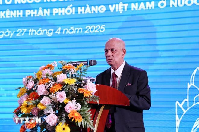 Ông Nguyễn Hồng Huệ - Chủ tịch Hiệp hội Doanh nhân Việt Nam ở nước ngoài phát biểu tại hội nghị. (Ảnh: Tiên Minh/TTXVN) ttxvn-0105-kieu-bao-hang-hoa-viet-2.jpg