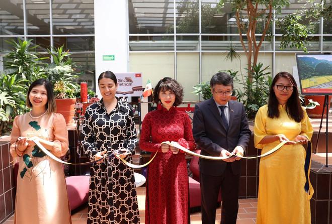 Cắt băng khánh thành "Góc Việt Nam" tại khuôn viên thư viện. (Ảnh: Phi Hùng/TTXVN) mexico.jpg