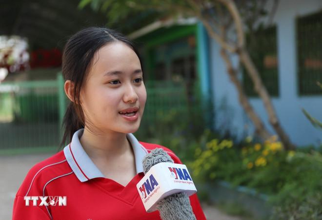 Em Namthip Keovongphet, học sinh người Lào ở Trường song ngữ Lào-Việt Nam Nguyễn Du, chia sẻ cảm nhận. (Ảnh: Xuân Tú/TTXVN) ttxvn-song-ngu-lao-viet-nguyen-du-2.jpg