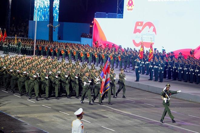 Lực lượng Quân đội Hoàng Gia Campuchia tham gia Tổng hợp luyện diễu binh, diễu hành lần thứ hai tại Thành phố Hồ Chí Minh, tối 22/4/2025. (Ảnh: TTXVN) quan-doi-campuchia-dieu-binh-2-6167.jpg