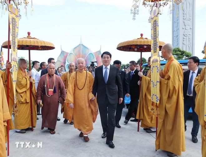 Chủ tịch nước Lương Cường và Trưởng lão hòa thượng Thích Trí Quảng, Pháp chủ Giáo hội Phật giáo Việt Nam dự khai mạc Đại lễ Phật đản Liên hợp quốc - Vesak 2025. (Ảnh: Lâm Khánh/TTXVN) ttxvn-chu-tich-nuoc-du-dai-le-phat-dan-lien-hop-quoc-vesak-2025-8014593-1.jpg