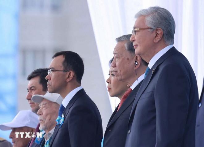 Tổng Bí thư Tô Lâm và Tổng thống Kazakhstan Kassym-Jomart Tokayev tham dự buổi lễ duyệt binh kỷ niệm 80 năm Ngày Chiến thắng phátxít 9/5. (Ảnh: TTXVN) ttxvn-0705-tong-bi-thu-le-duyet-binh-kazakhstan.jpg