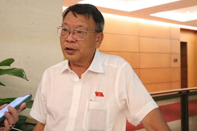 Đại biểu Nguyễn Tạo (đoàn Lâm Đồng) trao đổi với báo chí bên hành lang Quốc hội. (Ảnh: Đức Duy/Vietnam+) tao.jpg
