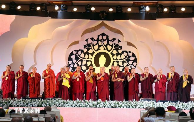 Nghi thức truyền thống Phật giáo tụng kinh cầu hòa bình thế giới. (Ảnh: Tiến Lực/TTXVN) ttxvn-vesak-2025-2.jpg