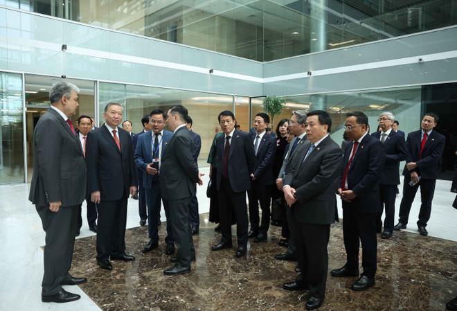 Tổng Bí thư Tô Lâm thăm Trung tâm Tài chính Astana. (Ảnh: Thống Nhất/TTXVN) tong-bi-thu-to-lam-12.jpg