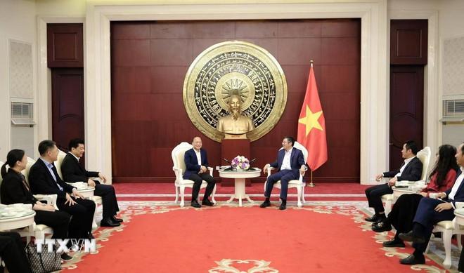 Đại sứ Việt Nam tại Trung Quốc Phạm Thanh Bình (phải) tiếp Phó Chủ tịch Khu tự trị dân tộc Choang Quảng Tây Liêu Phẩm Hổ. (Ảnh: TTXVN phát) ttxvn-viet-nam-quang-tay-1.jpg