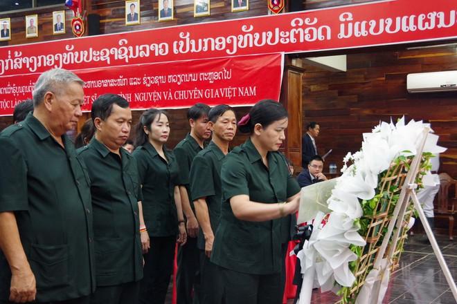 Đoàn đại biểu 515 tỉnh Kon Tum dâng hoa viếng các anh hùng liệt sỹ. (Ảnh: Bá Thành/TTXVN) hai-cot-liet-sy-2.jpg