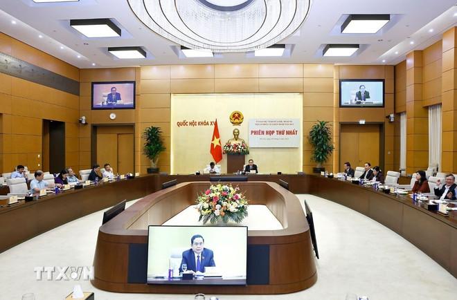 Chủ tịch Quốc hội Trần Thanh Mẫn chủ trì Phiên họp thứ nhất của Ủy ban dự thảo sửa đổi, bổ sung một số điều của Hiến pháp năm 2013. (Ảnh: Doãn Tấn/TTXVN) ttxvn-sua-doi-bo-sung-mot-so-dieu-cua-hien-phap-nam-2013-0605.jpg