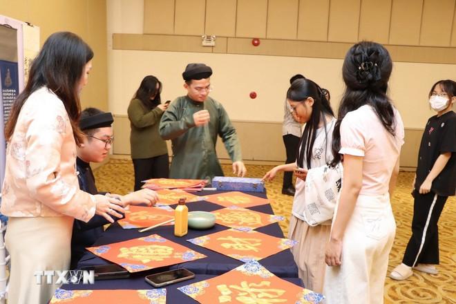 Các đại biểu tham quan gian hàng thư pháp. (Ảnh: Đoàn Mạnh Dương/TTXVN) ttxvn-giao-luu-viet-nam-trung-quoc-3.jpg