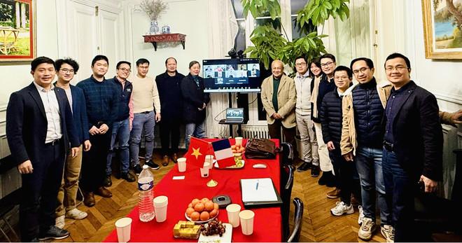 Chụp ảnh kỷ niệm tại buổi làm việc giữa Văn phòng đại diện Bộ Khoa học và Công nghệ Việt Nam tại Pháp với các chuyên gia Việt kiều trong lĩnh vực điện hạt nhân. (Ảnh: TTXVN phát) mot-buoi-lam-viec-giua-van-phong-dai-dien-bo-khcn-voi-cac-chuyen-gia-trong-linh-vuc-dien-hat-nhan-tai-phap.jpg