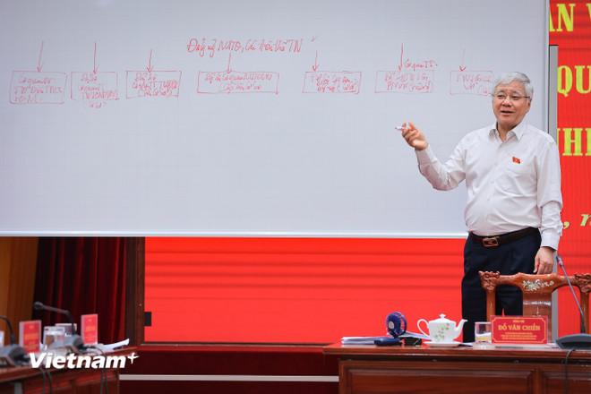 Ông Đỗ Văn Chiến gợi mở, Báo cáo chính trị phải đề ra 6 nhiệm vụ trọng tâm và 3 khâu đột phá trong nhiệm kỳ mới. (Ảnh: Hoài Nam/Vietnam+) vnp-hop-mttq-105-4.jpg