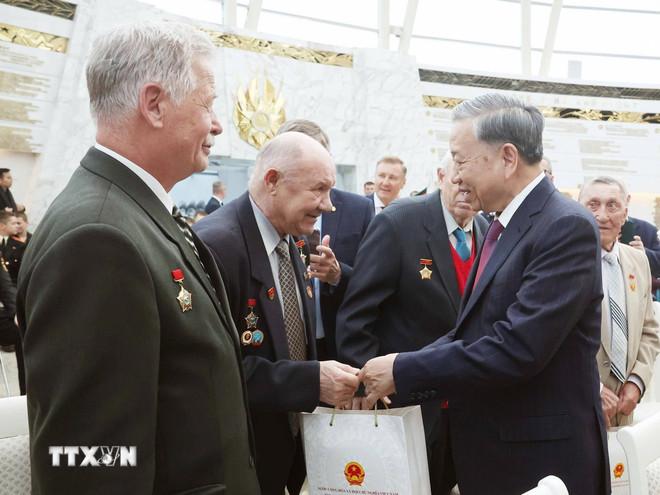 Tổng Bí thư Tô Lâm thăm hỏi, tặng quà cho cựu quân nhân Belarus từng có đóng góp nổi bật cho Việt Nam. (Ảnh: Thống Nhất/TTXVN) ttxvn-tong-bi-thu-gap-mat-tri-an-nhung-nguoi-ban-belarus-cua-viet-nam-5.jpg