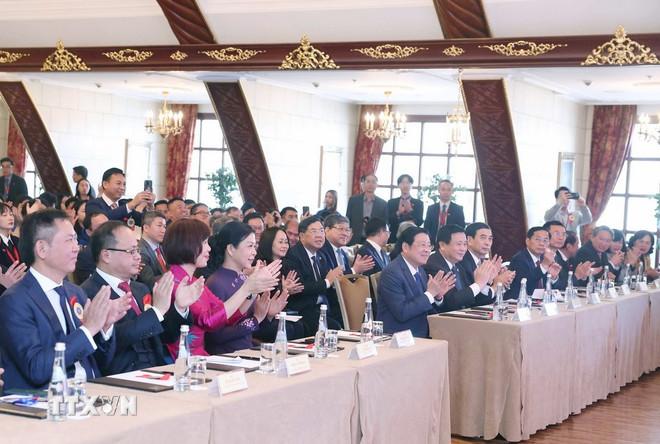 Các đại biểu tham dự buổi gặp gỡ của Tổng Bí thư Tô Lâm với cán bộ, nhân viên Đại sứ quán Việt Nam và đại diện cộng đồng người Việt Nam tại Liên bang Nga. (Ảnh: Thống Nhất/TTXVN) ttxvn-1105-tong-bi-thu-gap-mat-cong-dong-nguoi-viet-tai-nga-3.jpg