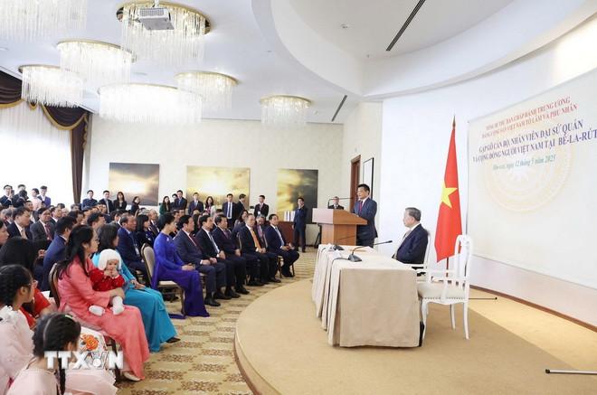 Tổng Bí thư Tô Lâm nói chuyện thân mật với cán bộ, nhân viên Đại sứ quán và đại diện cộng đồng người Việt tại Belarus. (Ảnh: Thống Nhất/TTXVN) ttxvn-tong-bi-thu-to-lam-gap-go-cong-dong-nguoi-viet-nam-tai-belarus-8027013-2.jpg