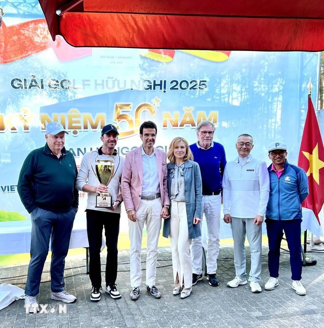 Golf thủ Đức Sebastian Pietz (thứ hai, từ trái sang) giành cúp Giải Golf hữu nghị Việt-Đức. (Ảnh: Phương Hoa/TTXVN) ttxvn-viet-namduc32.jpg
