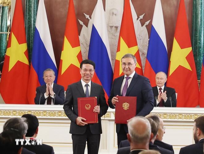 Tổng Bí thư Tô Lâm và Tổng thống Vladimir Putin chứng kiến trao Thỏa thuận giữa 2 Bộ Khoa học và Công nghệ về hợp tác cùng tuyển chọn các đề tài, dự án nghiên cứu khoa học và công nghệ Việt - Nga. (Ảnh: Thống Nhất/TTXVN) ttxvn-tong-bi-thu-to-lam-va-tong-thong-vladimir-putin-chung-kien-trao-van-kien-hop-tac.jpg