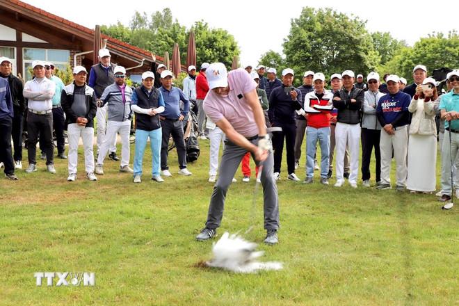 Golf thủ Trịnh Văn Ngân (Leipzig) phát bóng khai mạc Giải Golf Hữu nghị Việt-Đức. (Ảnh: Phương Hoa/TTXVN) ttxvn-viet-namduc.jpg
