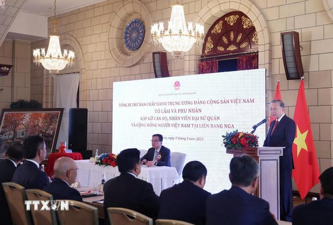 Tổng Bí thư Tô Lâm nói chuyện thân mật với cán bộ, nhân viên và cộng đồng người Việt Nam tại Liên bang Nga. (Ảnh: Thống Nhất/TTXVN) ttxvn-1105-tong-bi-thu-gap-mat-cong-dong-nguoi-viet-tai-nga-4.jpg
