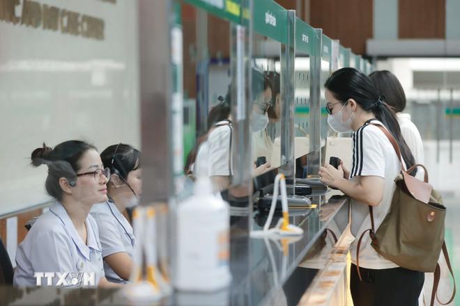 Người dân đến khám bệnh đăng ký tại quầy tiếp đón. (Ảnh: Minh Quyết/TTXVN) ttxvn-kham-benh.jpg