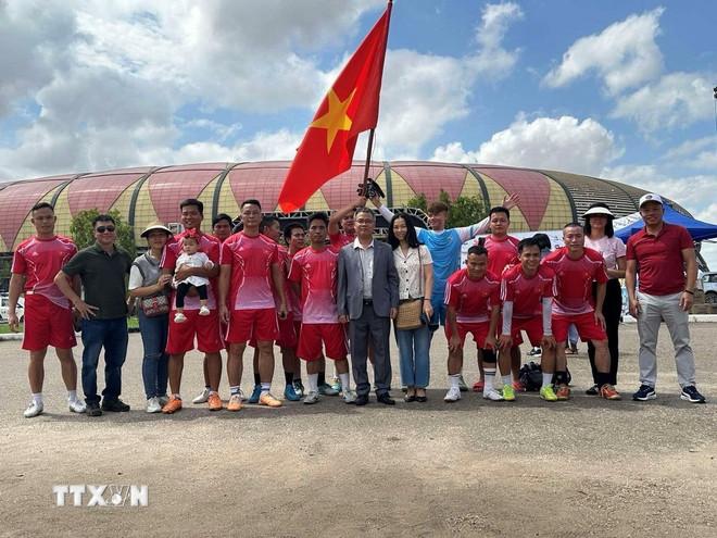Đại sứ Việt Nam tại Angola Dương Chính Chức chụp ảnh lưu niệm với đội bóng cộng đồng người Việt tại Angola. (Ảnh: Đại sứ quán Việt Nam tại Angola) ttxvn-nguoi-viet-tai-angola-1.jpg