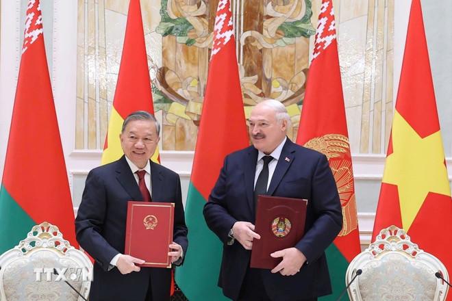 Tổng Bí thư Tô Lâm và Tổng thống Aleksandr Lukashenko ký Tuyên bố chung về việc thiết lập quan hệ Đối tác chiến lược Việt Nam-Belarus. (Ảnh: Thống Nhất/TTXVN) ttxvn-toan-canh-chuyen-tham-4-nuoc-cua-tong-bi-thu-to-lam-1405-4.jpg