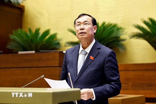 Chủ nhiệm Ủy ban Quốc phòng, An ninh và Đối ngoại của Quốc hội Lê Tấn Tới trình bày Báo cáo thẩm tra dự án Luật Tham gia lực lượng gìn giữ hòa bình của Liên hợp quốc. (Ảnh: Doãn Tấn/TTXVN) ttxvn-ky-hop-thu-9-quoc-hoi-khoa-xv-thao-luan-o-hoi-truong-ve-du-an-luat-vn-tham-gia-gin-giu-hoa-binh-lhq2.jpg