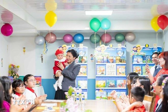 Phu nhân Ngô Phương Ly đã đến thăm lớp học tiếng Việt tại Đại sứ quán Việt Nam tại Belarus. (Ảnh: TTXVN phát) ttxvn-phu-nhan-ngo-phuong-ly-tham-lop-hoc-tieng-viet-1405.jpg