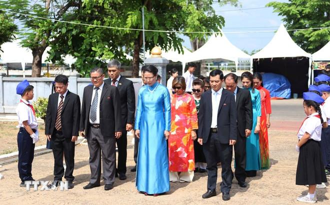 Đoàn Tổng lãnh sự quán Việt Nam tại Trung Lào dành phút mặc niệm bày tỏ lòng thành kính tại Khu Di tích lịch sử Chủ tịch Hồ Chí Minh tại tỉnh Savannakhet. (Ảnh: Xuân Tú/TTXVN) ttxvn-lao.jpg