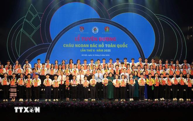 Chủ tịch nước Lương Cường với các đại biểu Cháu ngoan Bác Hồ được tuyên dương. (Ảnh: Lâm Khánh/TTXVN) ttxvn-chu-tich-nuoc-luong-cuong-du-le-tuyen-duong-chau-ngoan-bac-ho-toan-quoc-lan-thu-x-nam-2025-11.jpg