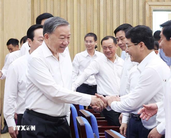 Tổng Bí thư Tô Lâm và các đại biểu. (Ảnh: Thống Nhất/TTXVN) ttxvn-tong-bi-thu-to-lam-tham-va-lam-viec-tai-nghe-an-1505-2.jpg