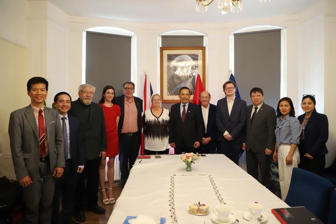 Cán bộ, đảng viên Đại sứ quán và các cơ quan đại diện chụp ảnh lưu niệm với lãnh đạo các đảng Cộng sản Anh. (Ảnh: Phong Hà/TTXVN) dang-cong-san-viet-nam-anh-2.jpg