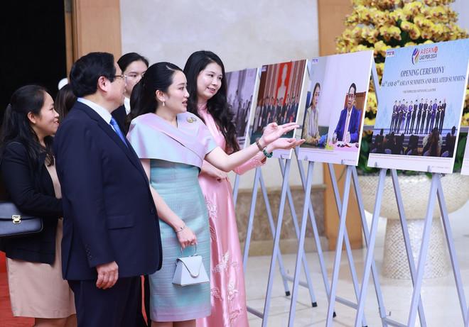 Thủ tướng Phạm Minh Chính và Thủ tướng Vương quốc Thái Lan Paetongtarn Shinawatra tham quan Trưng bày ảnh về quan hệ hợp tác giữa hai nước do Thông tấn xã Việt Nam thực hiện. (Ảnh: Dương Giang/TTXVN) thu-tuong-viet-nam-thai-lan-trien-lam-anh-1.jpg