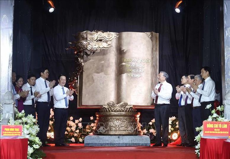 Tổng Bí thư Tô Lâm dâng hương tưởng nhớ Chủ tịch Hồ Chí Minh tại Nghệ An- Ảnh 3. Tổng Bí thư Tô Lâm dâng hương tưởng nhớ Chủ tịch Hồ Chí Minh tại Nghệ An- Ảnh 3.